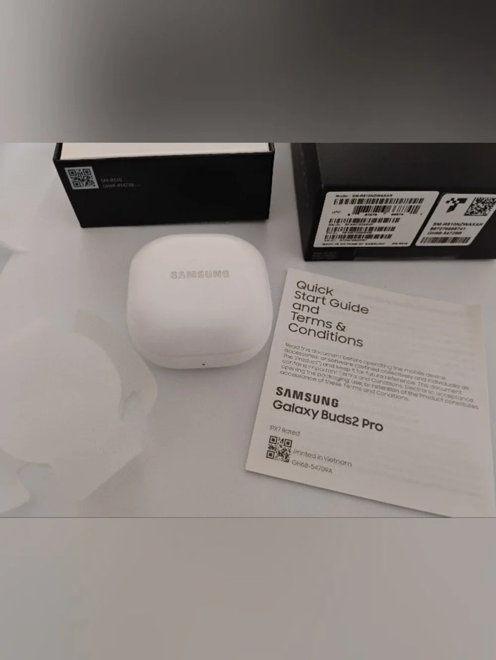 Samsung Galaxy Pro AKG ear buds in white